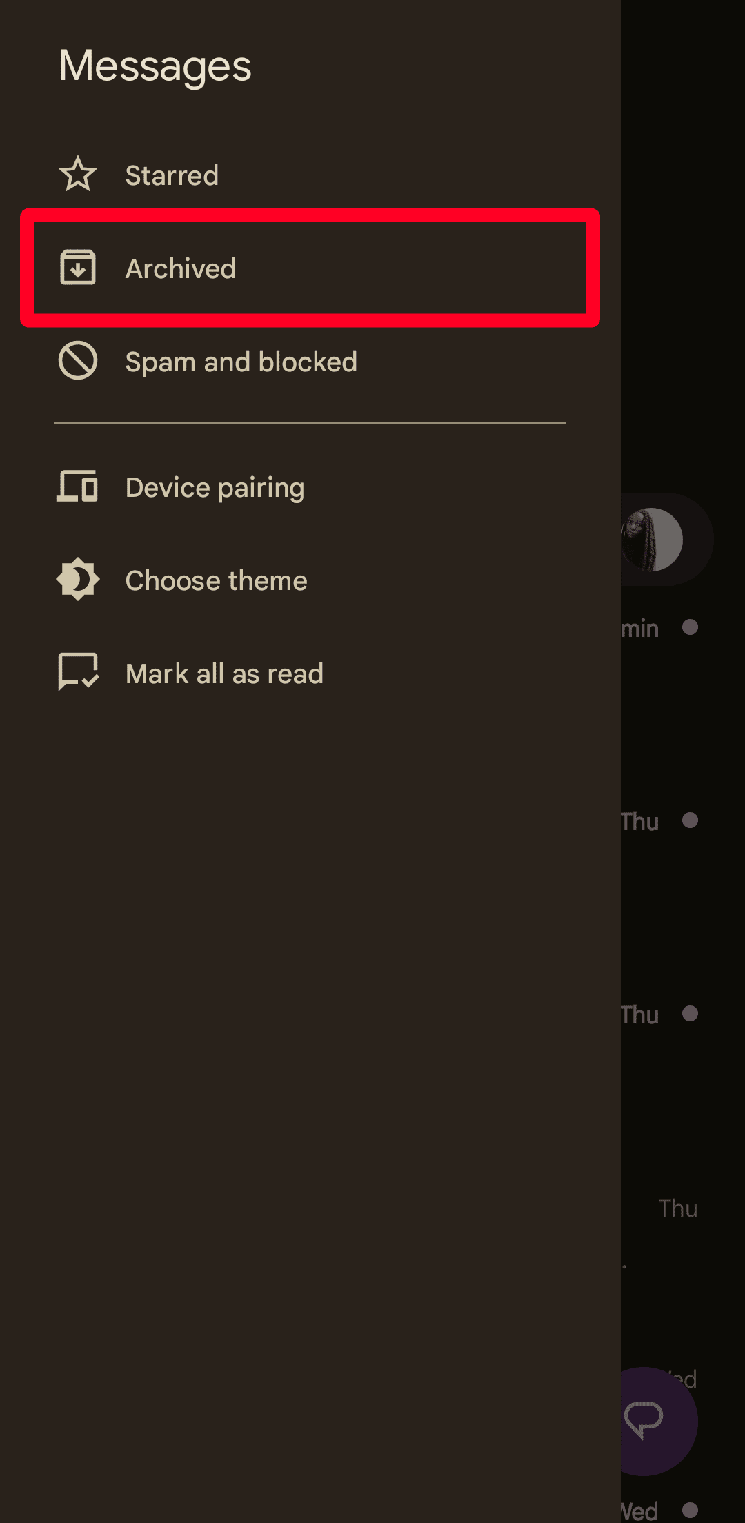 Το μενού επιλογών στα Μηνύματα Google με την επιλογή Αρχειοθέτηση επισημασμένη με ένα κόκκινο πλαίσιο