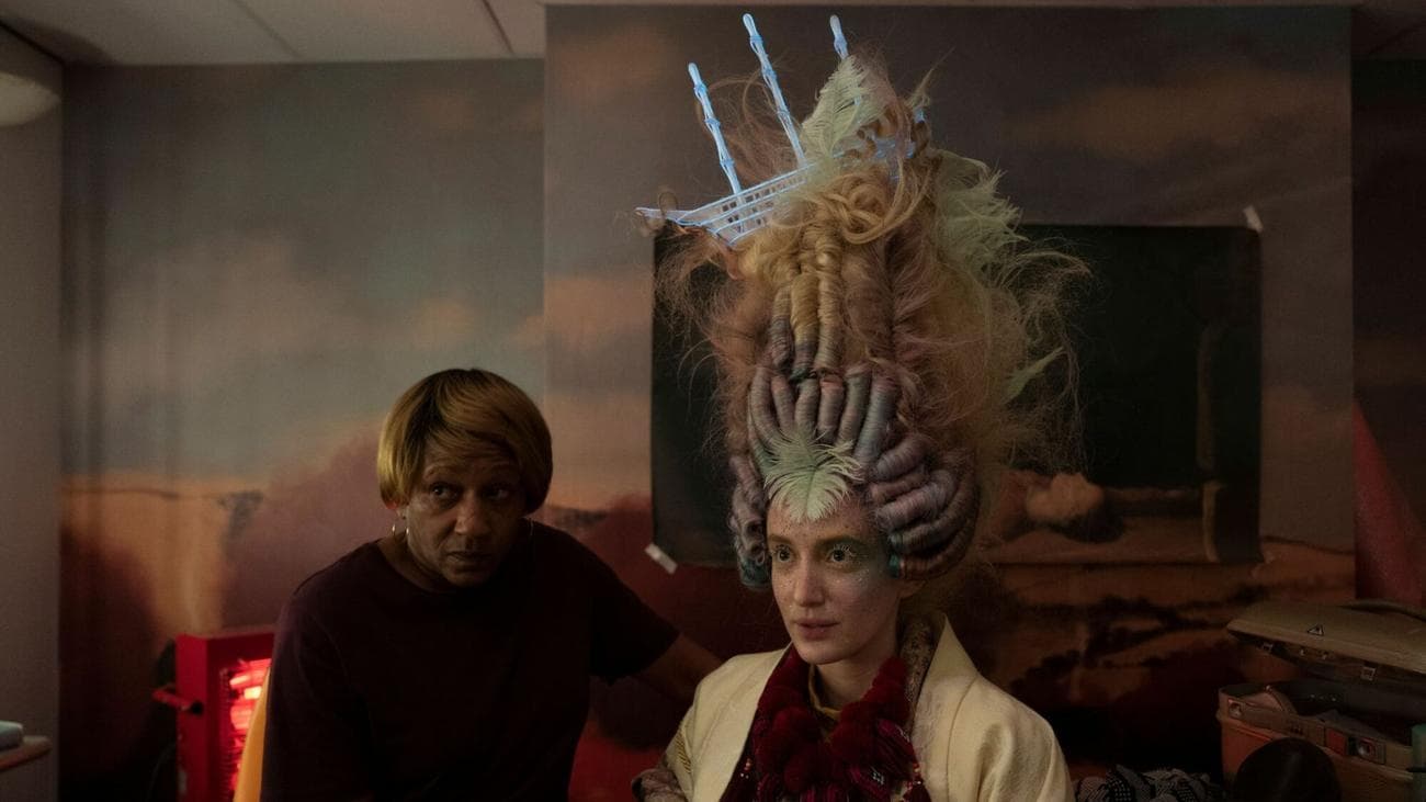 Η Clare Perkins ως Cleve και η Lilit Lesser ως Angie "Medusa Deluxe."