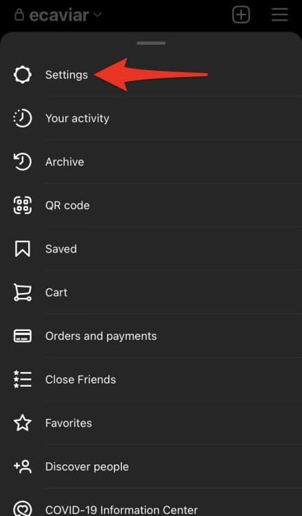 Στιγμιότυπο οθόνης του Instagram με ένα κόκκινο βέλος που δείχνει προς 