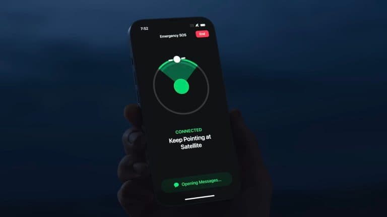 iPhone 14 που χρησιμοποιεί τη λειτουργία SOS μέσω δορυφόρου