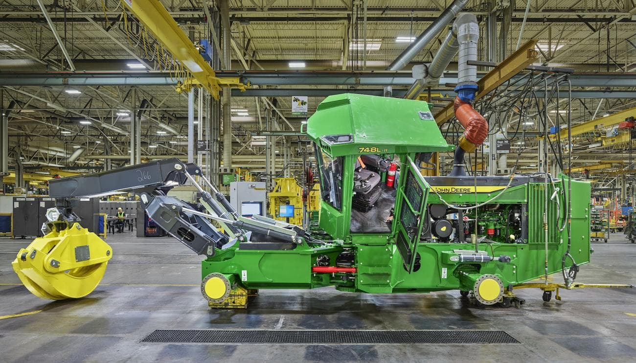 ένας John Deere skidder σε ένα εργοστάσιο