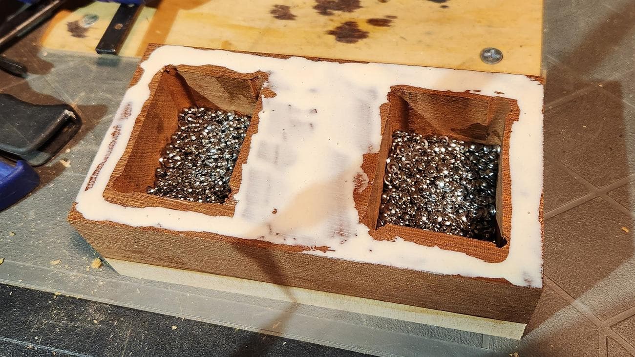 Οι εσωτερικές κοιλότητες ενός σφυρί DIY γεμισμένου με ατσάλινη βολή