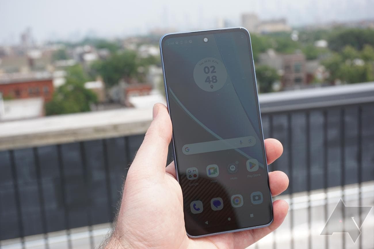 The display of the Moto G Stylus while in the sun.