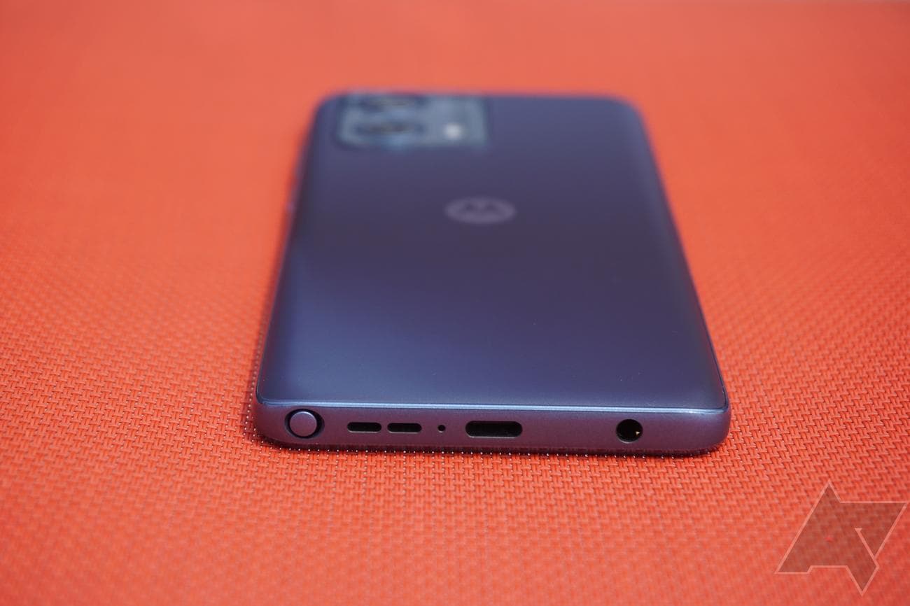 The bottom of the Moto G Stylus showing the ports.