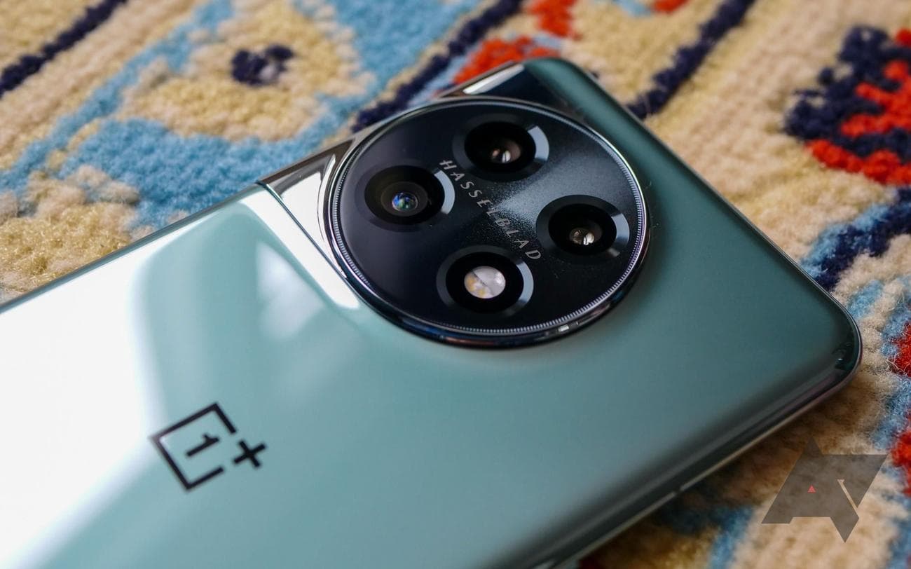 Το πίσω μέρος ενός OnePlus 11 δείχνει τις κάμερες