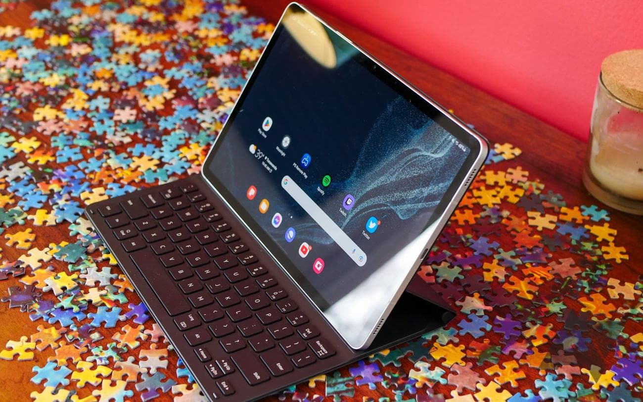 Ένα tablet Galaxy Tab S8 με σχισμή σε βάση πληκτρολογίου τοποθετημένη σε κομμάτια παζλ.