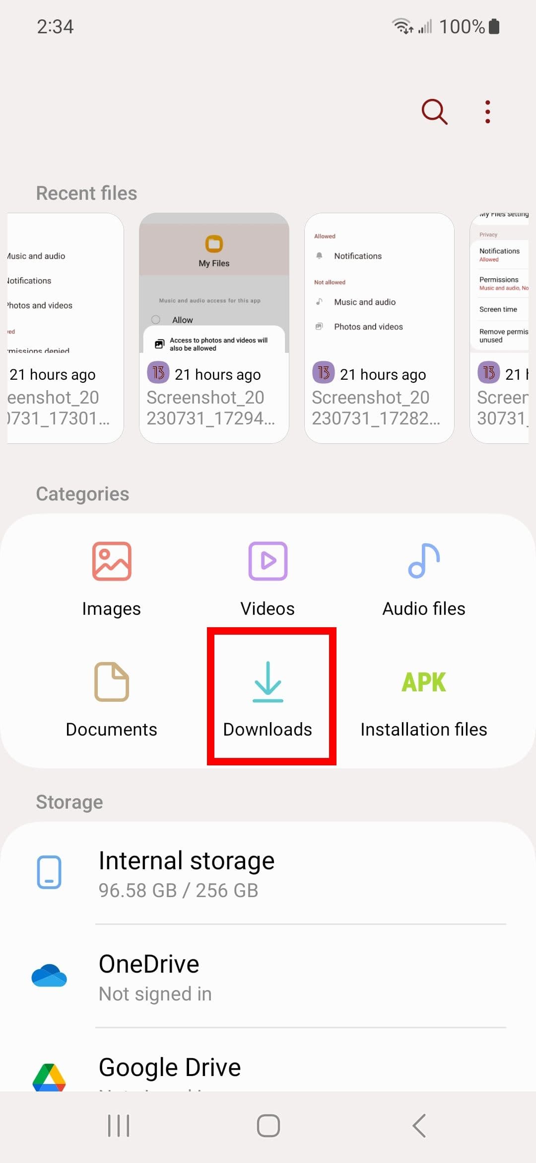 Κόκκινο τετράγωνο περίγραμμα στις Λήψεις στο Samsung My Files σε ένα Samsung Galaxy S23