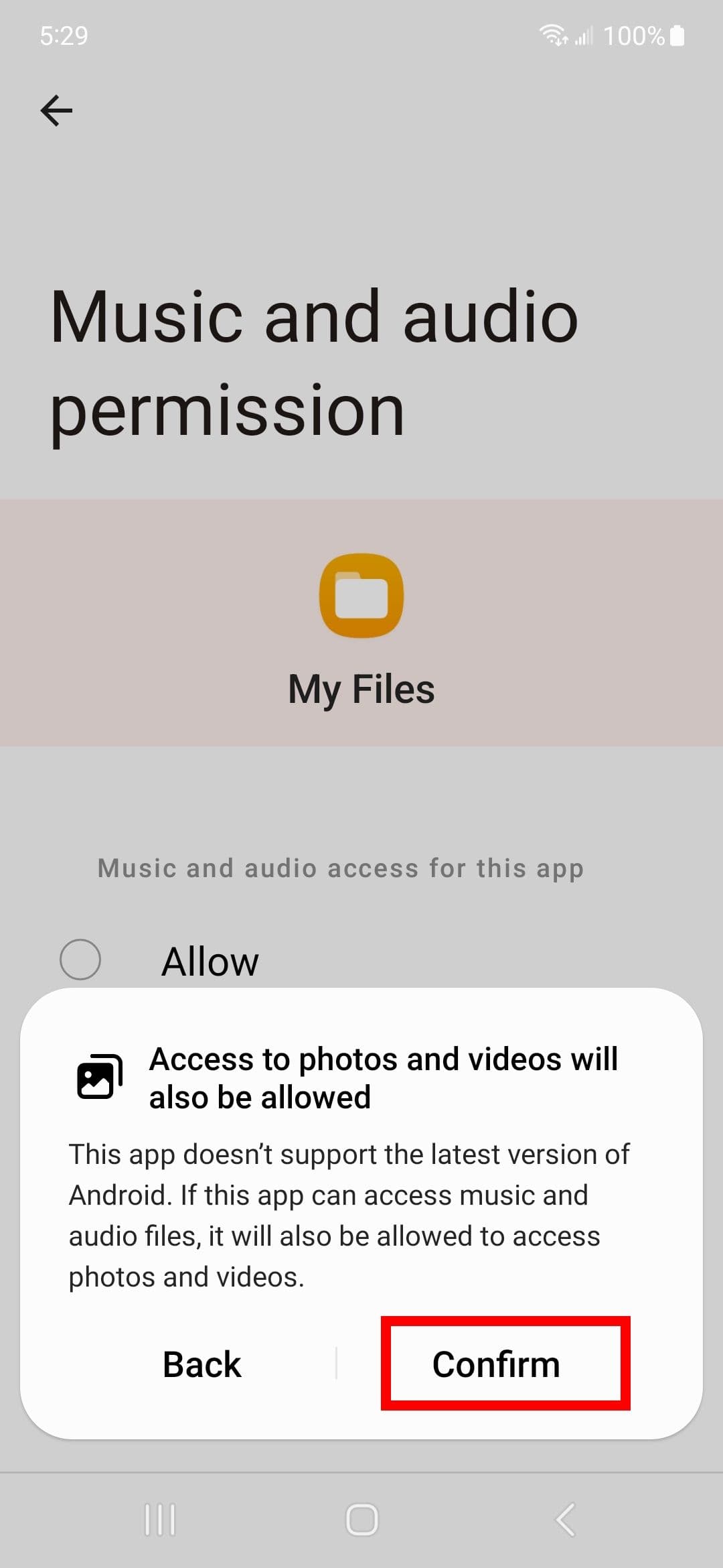 Κόκκινο ορθογώνιο περίγραμμα στο κουμπί Επιβεβαίωση για να επιτρέπονται οι άδειες εφαρμογής φωτογραφιών και βίντεο σε ένα Samsung Galaxy S23