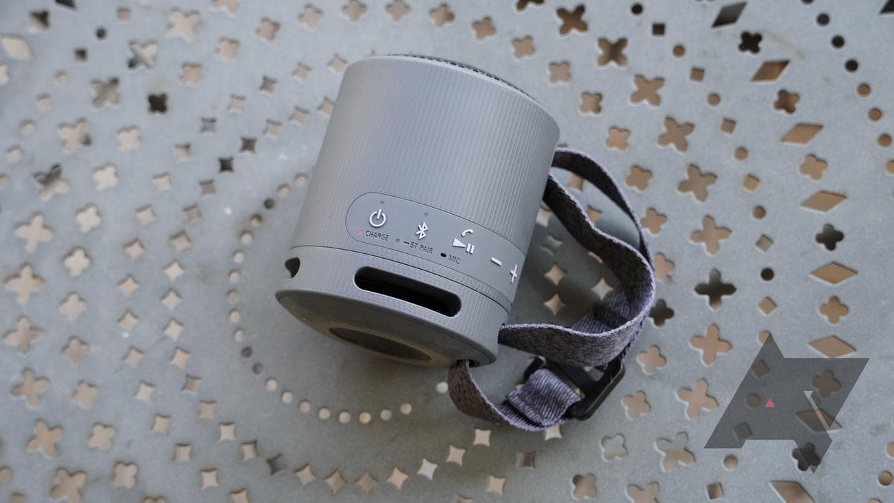 Ηχείο Bluetooth Sony SRS-XB100 στο πλάι για εμφάνιση κουμπιών