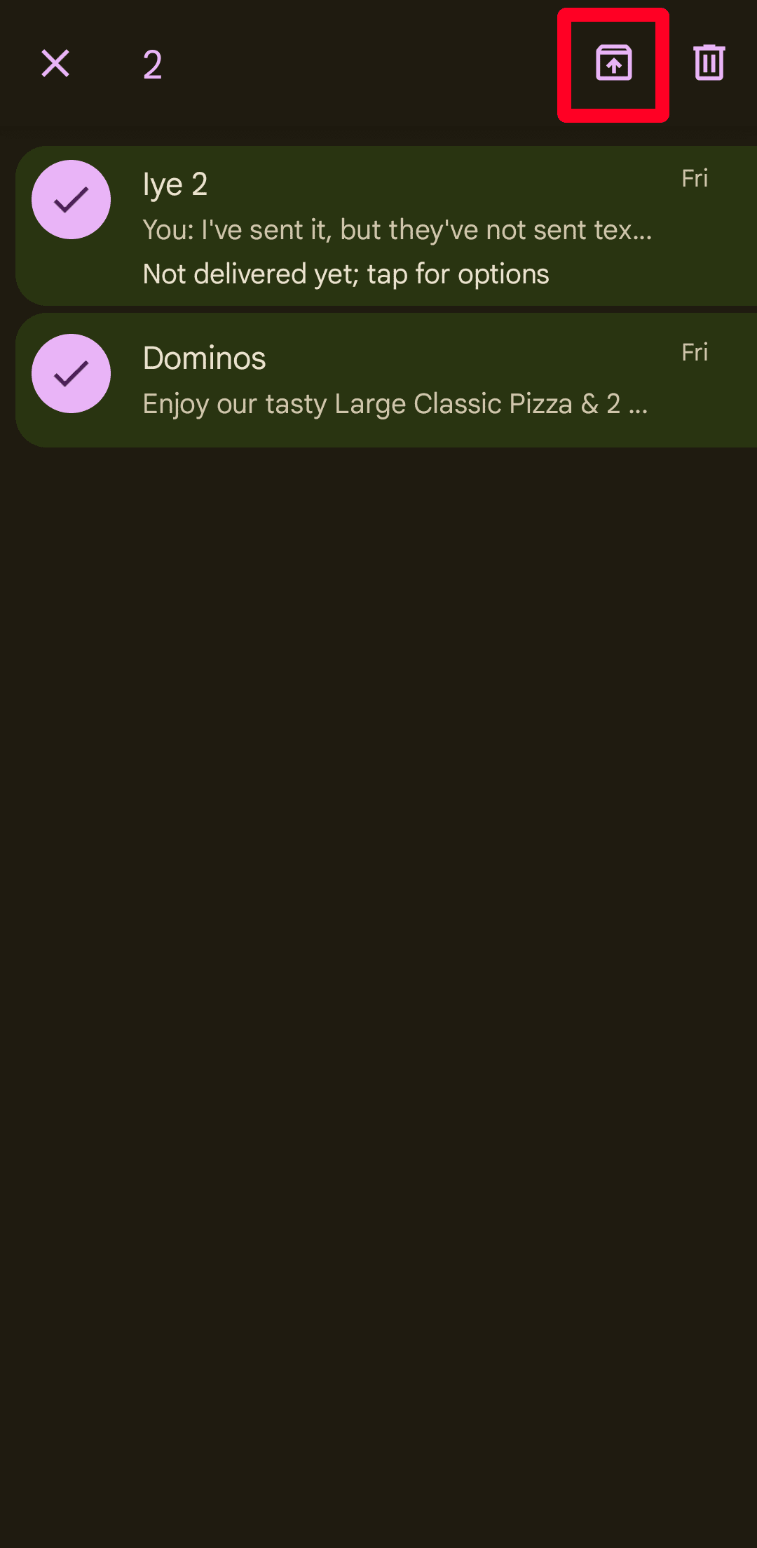 Ο φάκελος αρχειοθέτησης στο Google Messages με επιλεγμένες δύο συνομιλίες και ένα κόκκινο πλαίσιο γύρω από το κουμπί κατάργησης αρχειοθέτησης