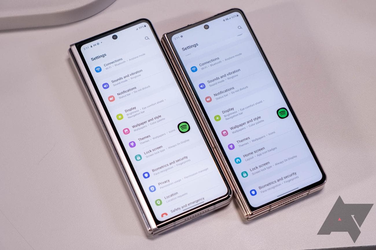 z-fold-4-fold4-next-to-fold3-cover-display