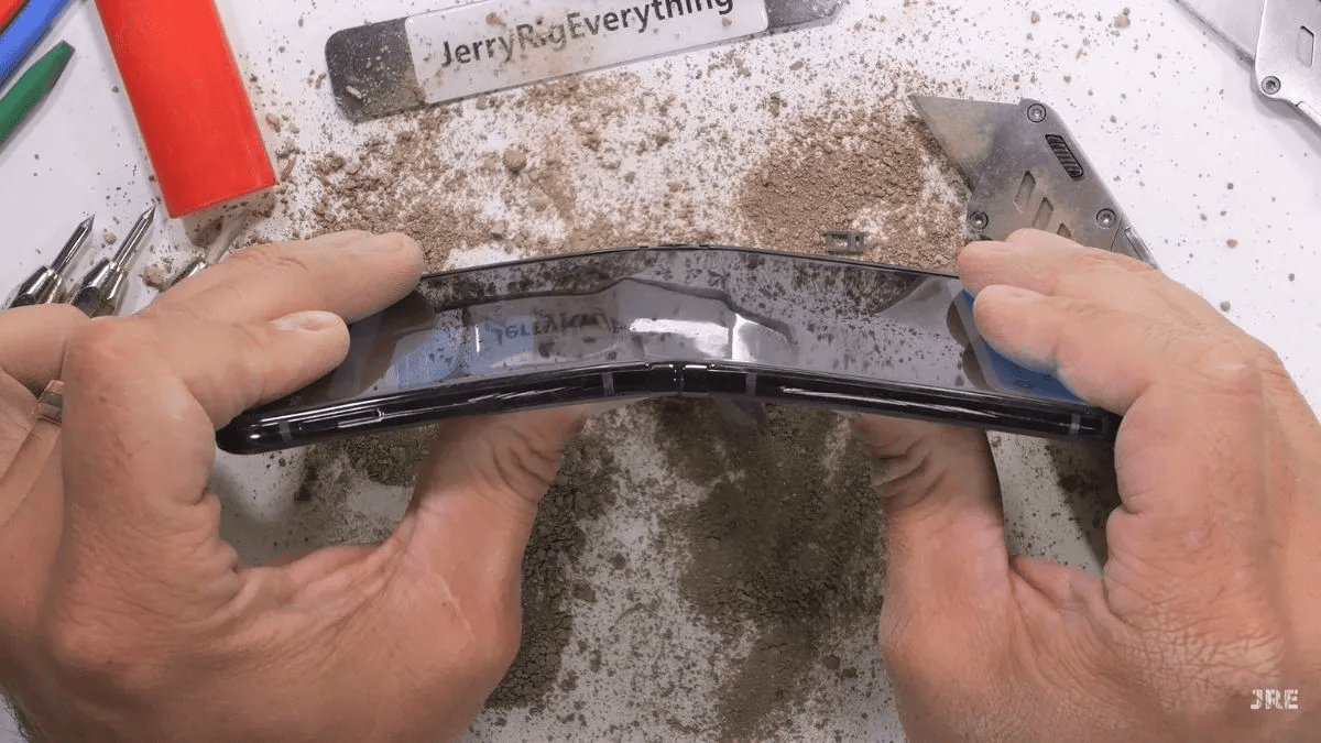 Αποτέλεσμα-έκπληξη κατά την δοκιμή κάμψης του Motorola Razr 40 Ultra / Razr+