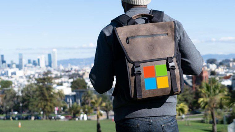 Η Microsoft θέλει να βάλει στην πλάτη σας μια τσάντα με έναν ψηφιακό βοηθό που λειτουργεί με AI
