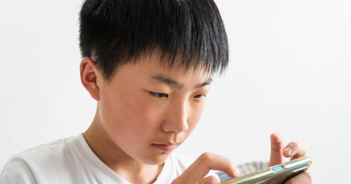 Η Κίνα εξετάζει το ενδεχόμενο να περιορίσει τον χρόνο των παιδιών στα smartphone σε δύο ώρες την ημέρα