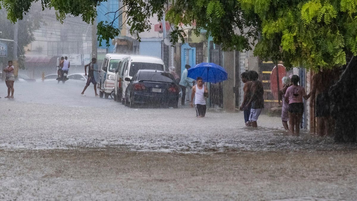 Η Φλόριντα παρακολουθεί καθώς εντείνεται ο τυφώνας Φράνκλιν και η τροπική καταιγίδα Idalia
