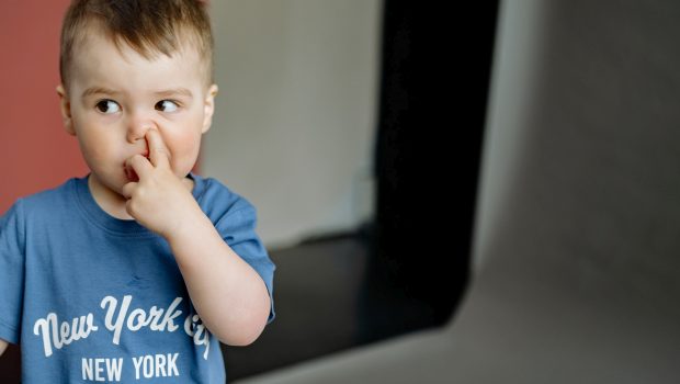 Κοροναϊός: «Αυξημένος κίνδυνος» για όσους σκαλίζουν τη μύτη