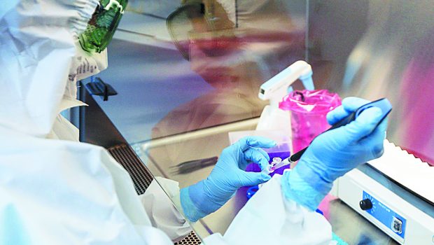 Κοροναϊός: Τι γνωρίζουμε για τις νέες παραλλαγές - Το φθινόπωρο τα νέα επικαιροποιημένα εμβόλια στην Ελλάδα