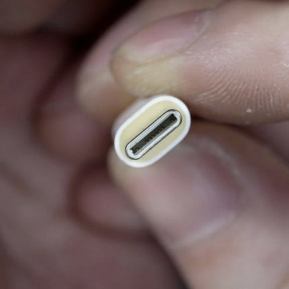 Μεγαλύτερο μήκος καλωδίου USB C-to-C για iPhone 15/15 Plus, αλλά με ταχύτητες USB 2.0