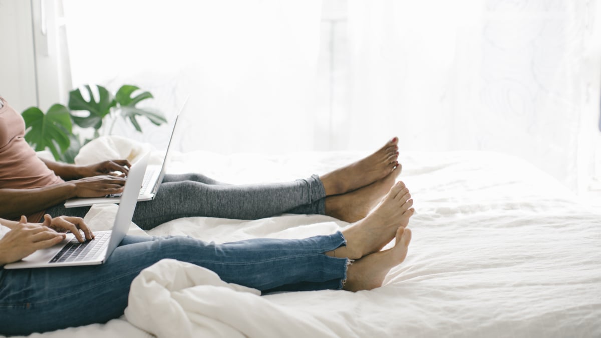  Ναι, το σεξ WFH είναι ένα πράγμα.  Όχι, δεν είναι μεγάλη υπόθεση.
