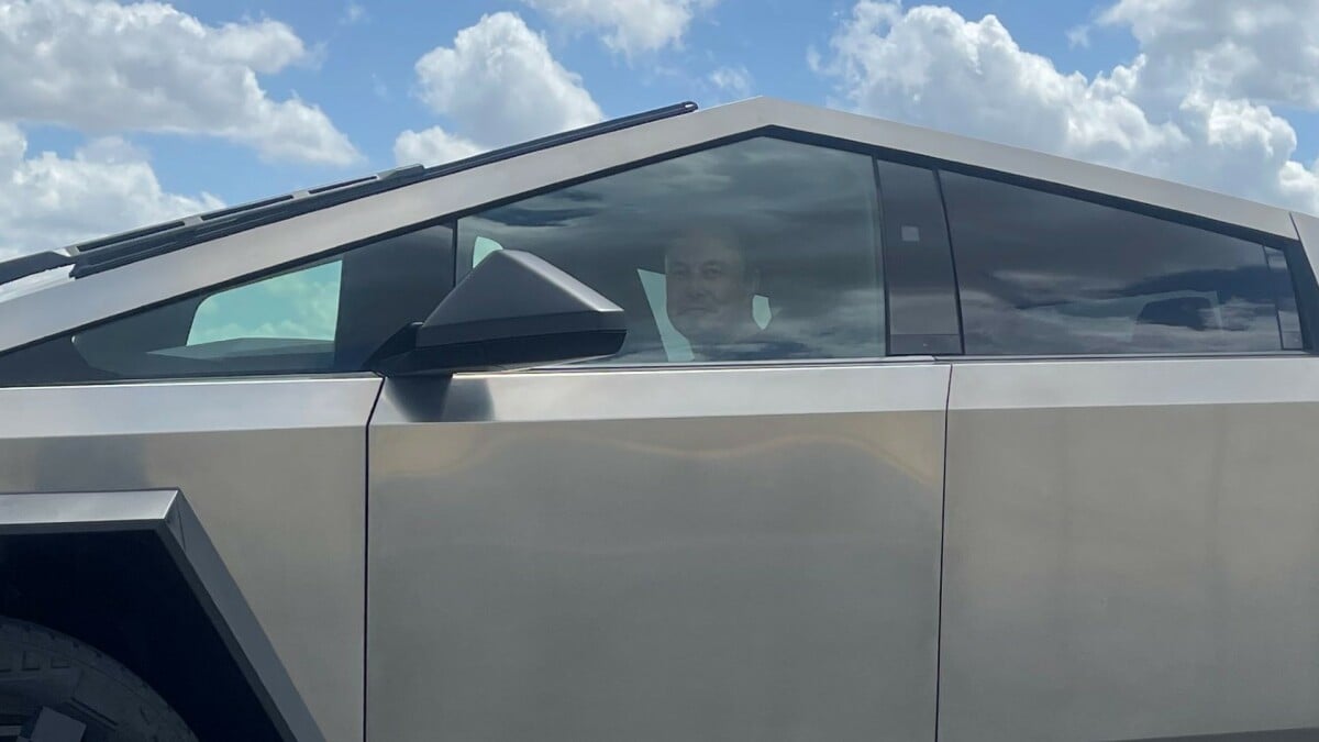 Ο Έλον Μασκ επιδεικνύει τον «υποψήφιο για παραγωγή» της Cybertruck
