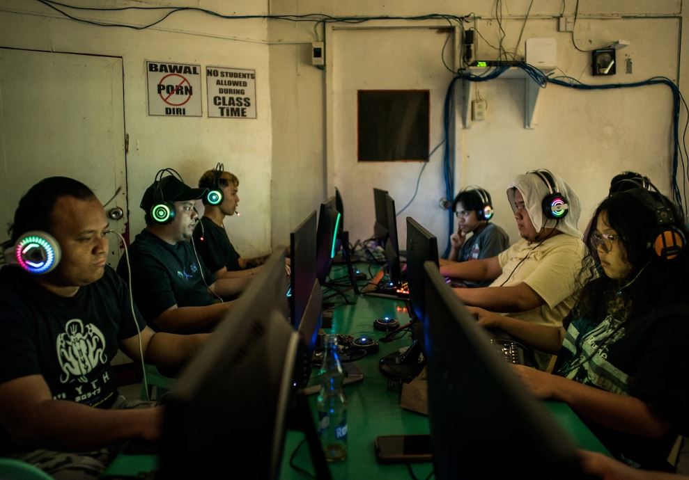 Πίσω από την έκρηξη της ΑΙ, κρύβεται ένας στρατός εργατών σε «ψηφιακά σούπερ μάρκετ»