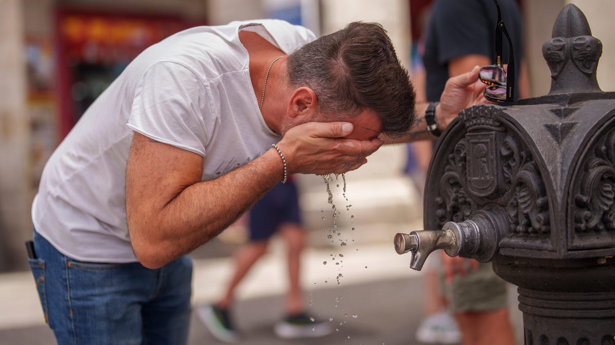 Το 80 τοις εκατό των ανθρώπων σε όλο τον κόσμο αντιμετώπισαν ζέστη που προκλήθηκε από την κλιματική αλλαγή τον Ιούλιο
