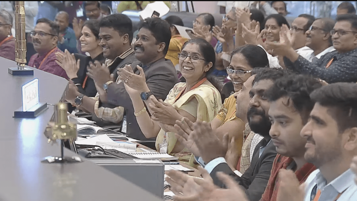 Το ινδικό σεληνιακό σκάφος γράφει ιστορία ως το πρώτο που έφτασε στον πολυπόθητο νότιο πόλο
