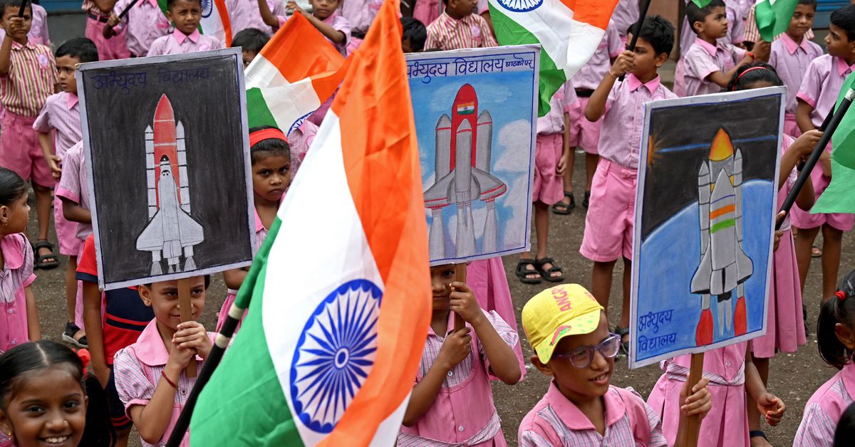 Το ινδικό σκάφος Chandrayaan-3 προσγειώνεται επιτυχώς στον νότιο πόλο της Σελήνης