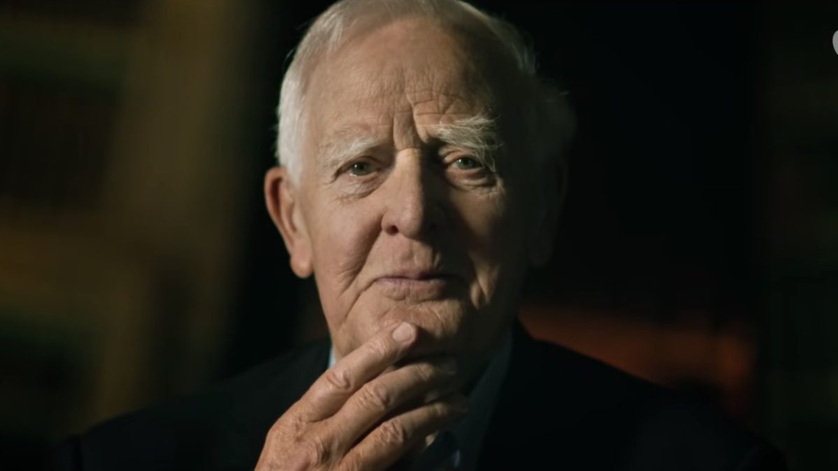 Το τρέιλερ του «The Pigeon Tunnel» πειράζει την τελευταία συνέντευξη του συγγραφέα κατασκόπου John le Carré
