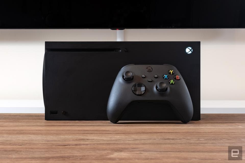 Κονσόλα Xbox Series X και ασύρματο χειριστήριο Xbox