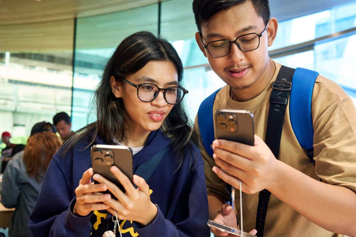 , Η Apple γιορτάζει την κυκλοφορία του iPhone 15 στο κατάστημα με εικόνες Apple Store σε όλο τον κόσμο, TechWar.gr