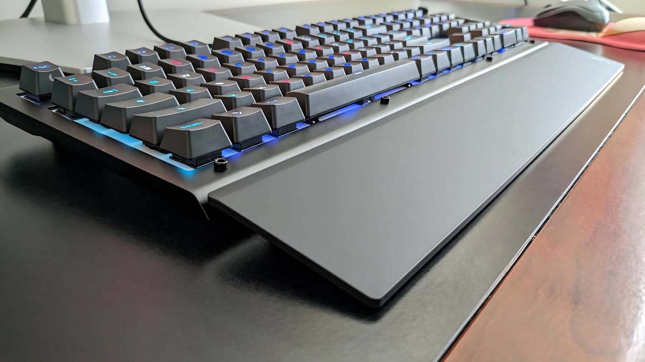 Das Keyboard X50Q and armrest hero.
