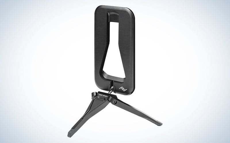 Το τρίποδο Peak Design Mobile σε μπλε και άσπρο φόντο