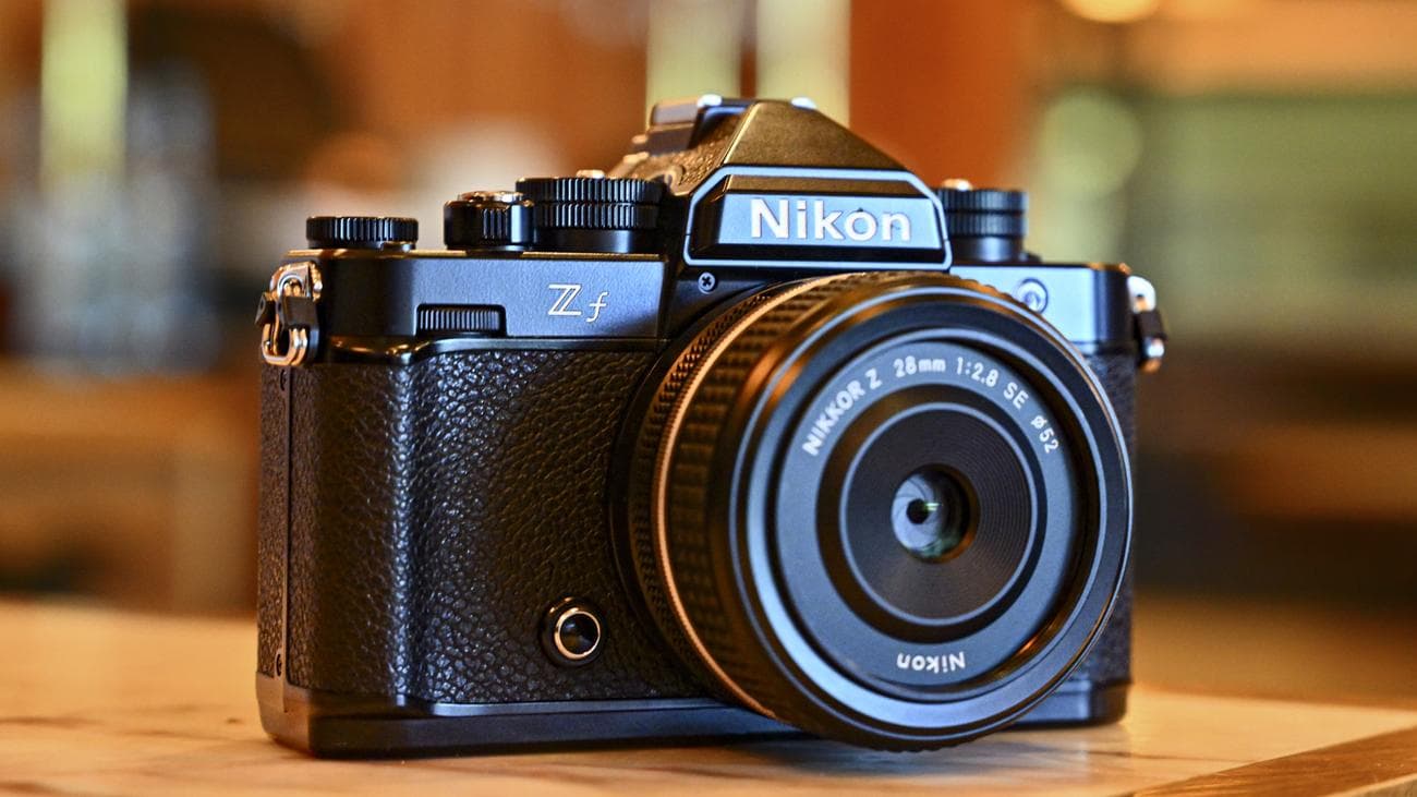 Μπροστινή κάμερα Nikon Zf με προσαρτημένο φακό Z 28mm F2.8 SE