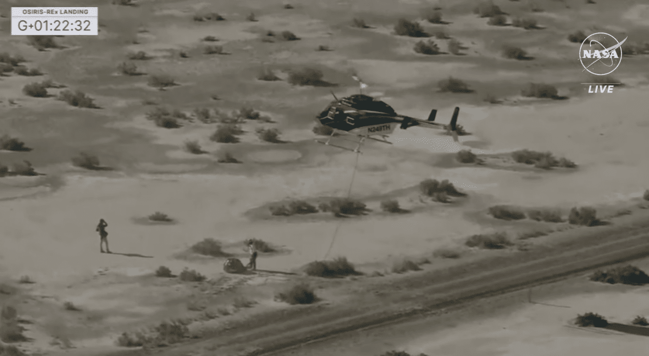 Ελικόπτερο που μεταφέρει την κατασκήνωση OSIRIS-Rex