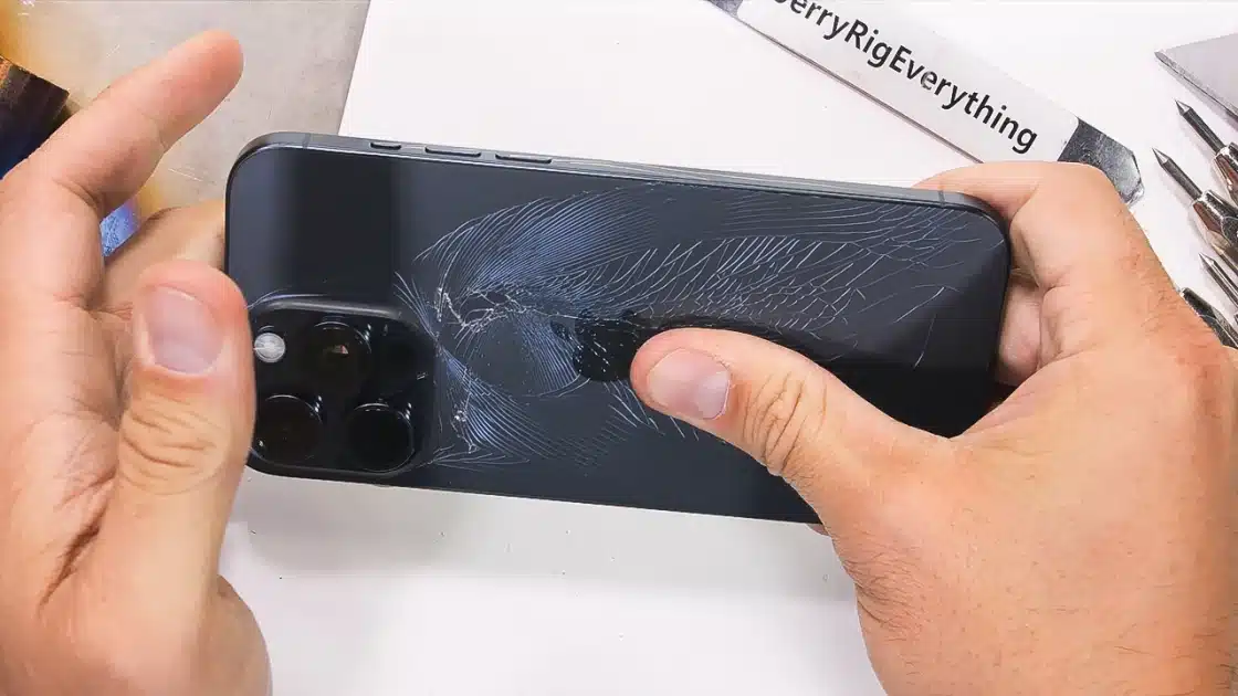 Δείτε πόσο εύκολα σπάει το iPhone 15 Pro Max με το τιτάνιο! (ΒΙΝΤΕΟ)