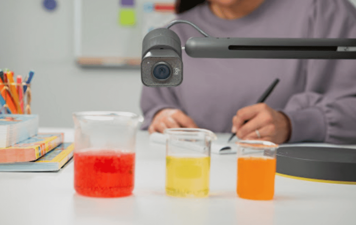 Η κάμερα Reach της Logitech διαθέτει έναν βραχίονα άρθρωσης που σας επιτρέπει να την κατευθύνετε σχεδόν οπουδήποτε
