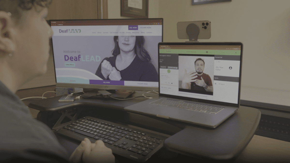 Η τηλεφωνική γραμμή 988 προσφέρει τώρα την αμερικανική νοηματική γλώσσα