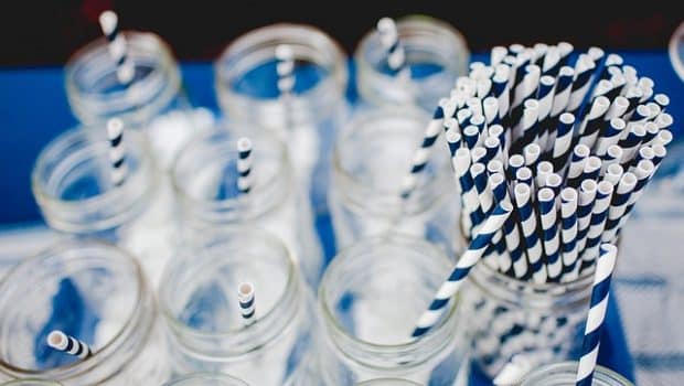 Θωμαΐδης για χάρτινα καλαμάκια: Ασφαλής η χρήση τους για 10 με 20 λεπτά