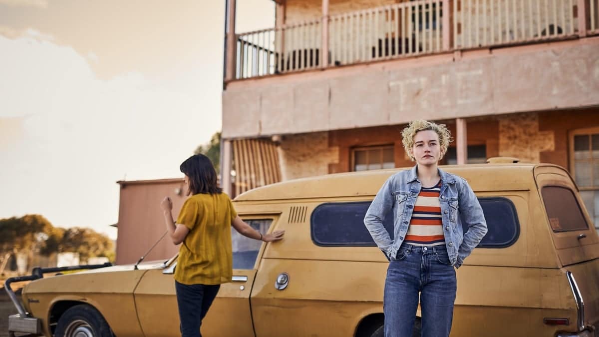 Κριτική «The Royal Hotel»: Ένα έντονο φεμινιστικό οδικό ταξίδι που παίρνει μια λάθος στροφή
