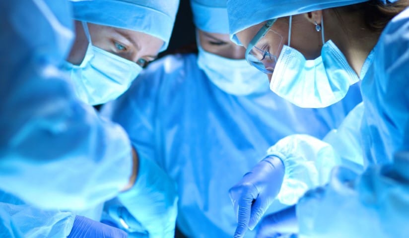 «Λιγότερες οι επιπλοκές και οι θάνατοι» σε ασθενείς που χειρουργήθηκαν από γυναίκες