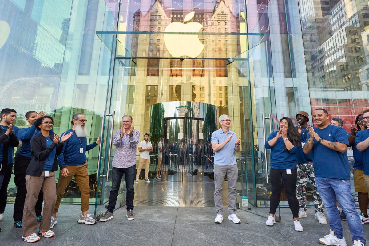 Ο Tim Cook και ο Greg Joswiak ανοίγουν την Apple Fifth Avenue για την κυκλοφορία του iPhone 15
