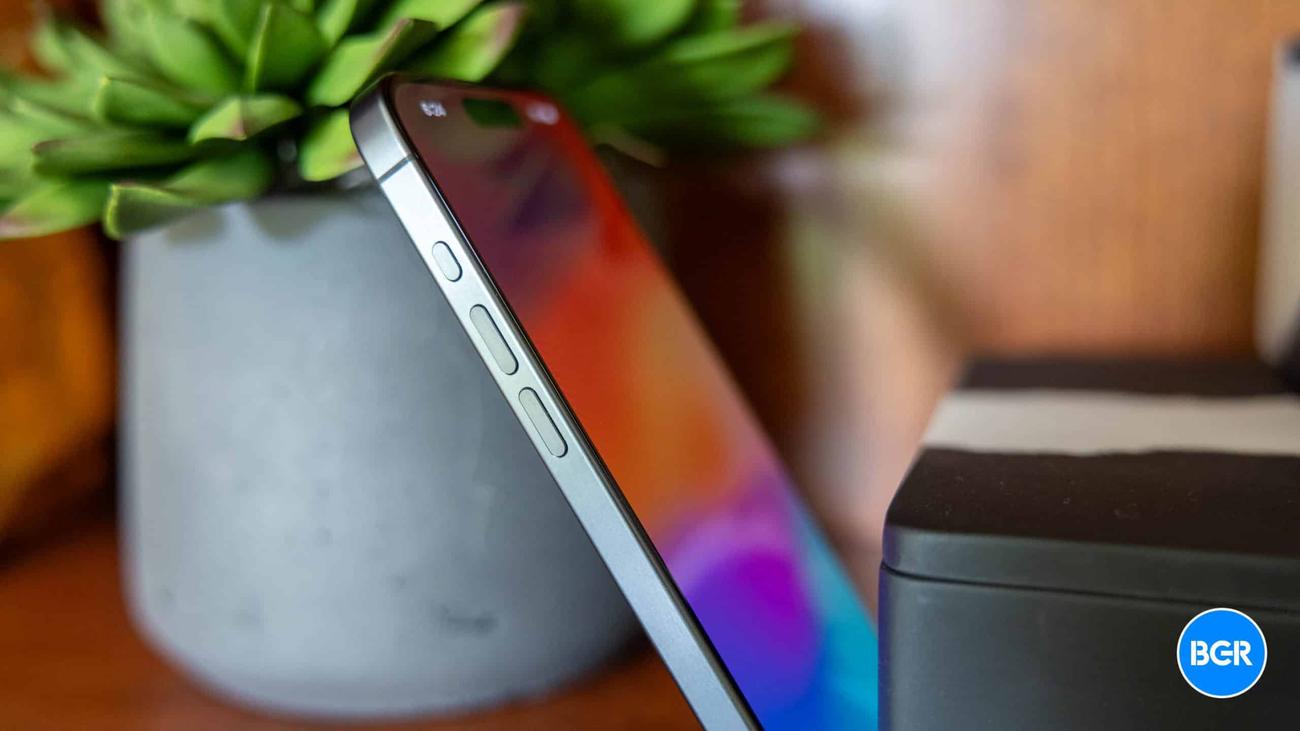 Ο ιδιοκτήτης του iPhone 15 Pro αναφέρει διόγκωση της μπαταρίας αλλά όχι υπερθέρμανση
