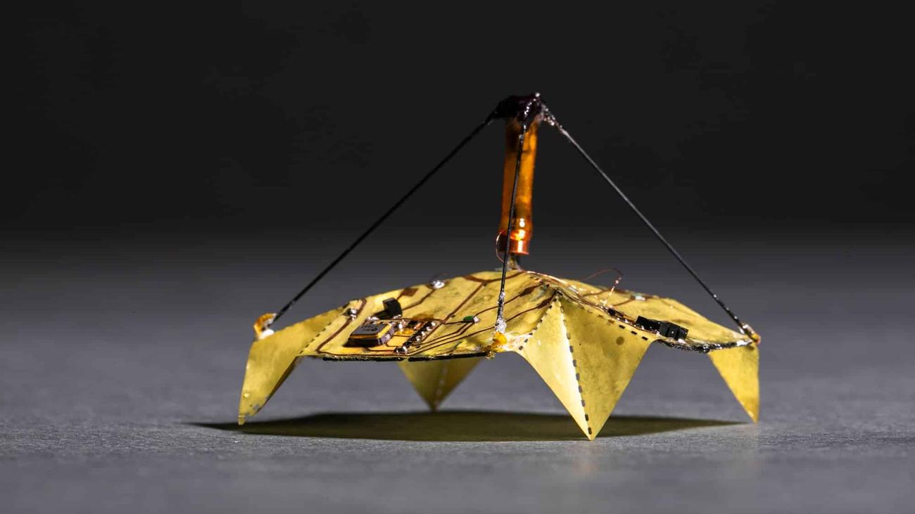 Robotic origami microflier