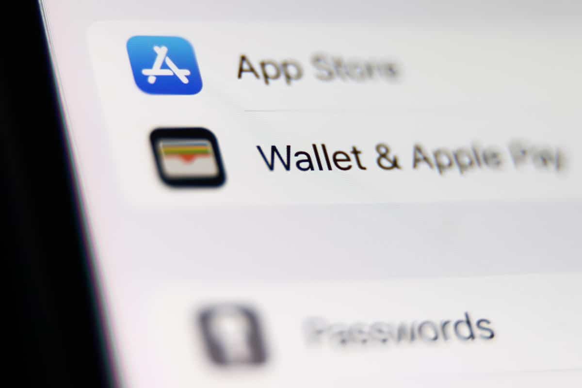 Το Apple Wallet μπορεί πλέον να εμφανίζει στους χρήστες του Ηνωμένου Βασιλείου τα υπόλοιπα των τραπεζικών λογαριασμών τους
