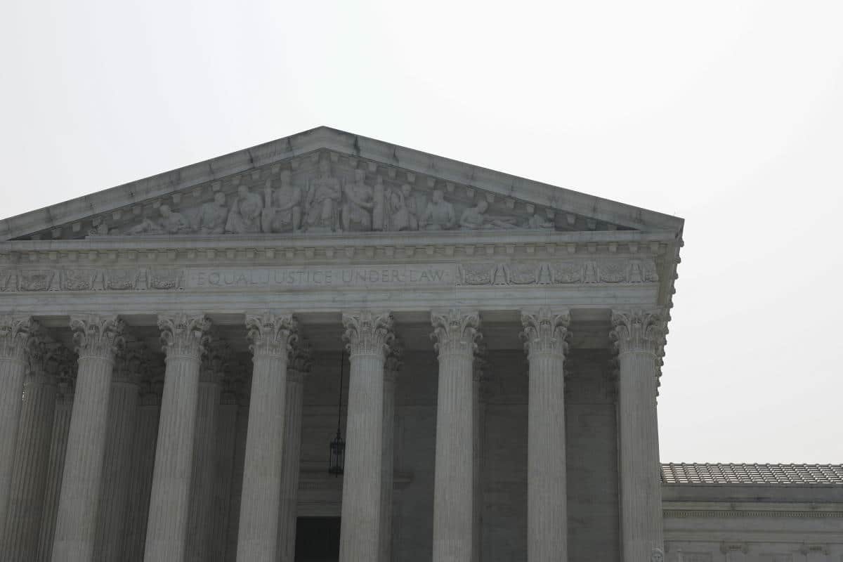 Το Ανώτατο Δικαστήριο αναστέλλει τη δικαστική απόφαση που αποτρέπει την επαφή της κυβέρνησης με εταιρείες κοινωνικής δικτύωσης