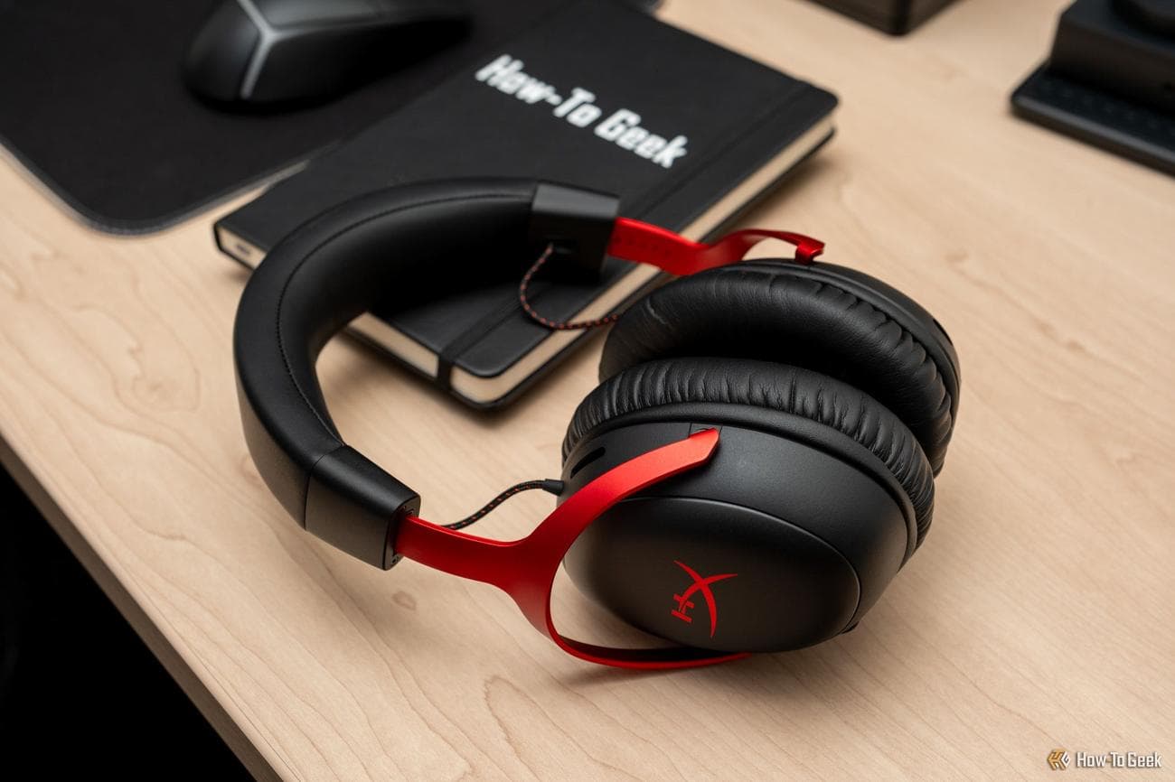 Ασύρματο ακουστικό HyperX Cloud III σε κόκκινο και μαύρο