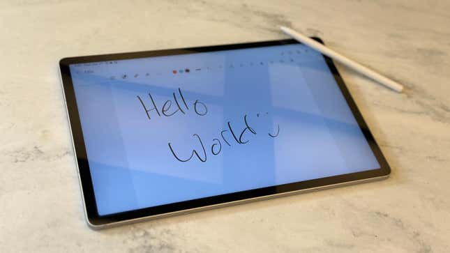 Το Tab S9 FE εξακολουθεί να περιέχει ένα S-Pen που προσαρμόζεται μαγνητικά στο πίσω μέρος.