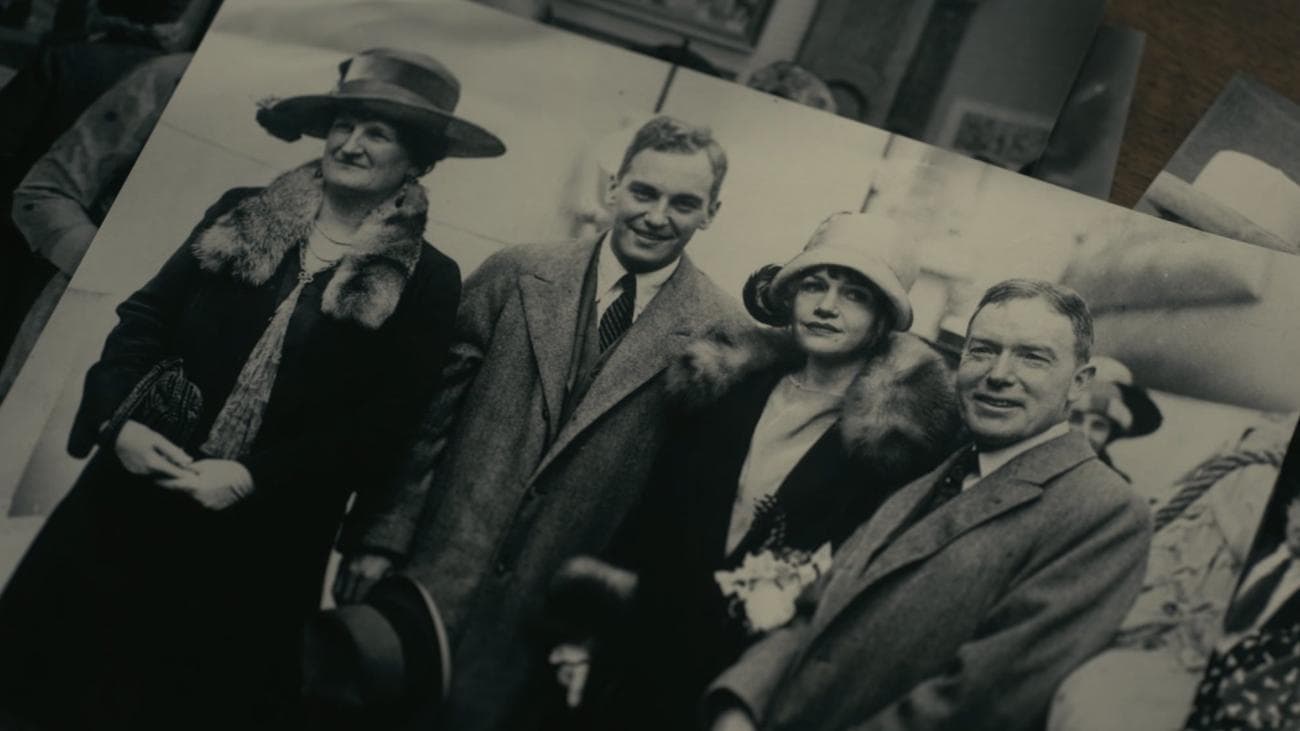 Ο John D. Rockefeller και μερικοί φίλοι, συμπεριλαμβανομένης της Verna από "Η πτώση του Οίκου του Usher," μαζευτείτε.