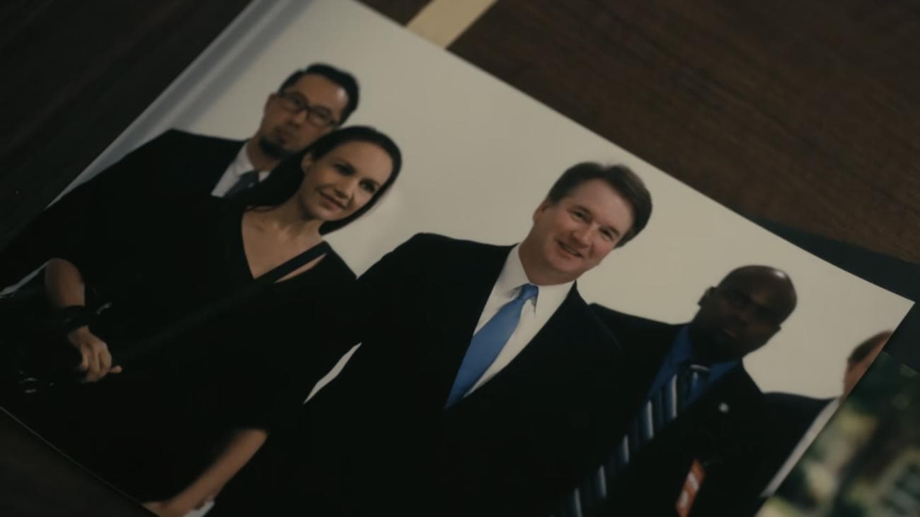 Ο Μπρετ Κάβανο με κοστούμι περπατά στον διάδρομο, με τη Βέρνα από "Η πτώση του οίκου του Usher" στο πλευρό του.